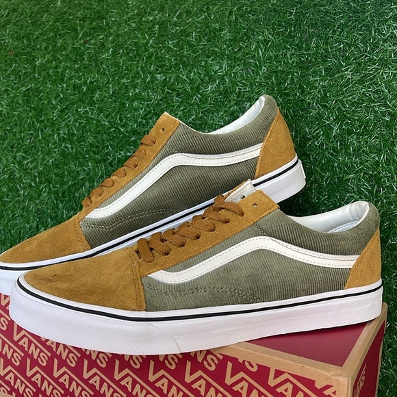 Vans Men’s Old Skool
Mini Cord Green/Brown
VN000ZNIT20A
Old Skool Corduroy Shoe - Picture 7 of 16